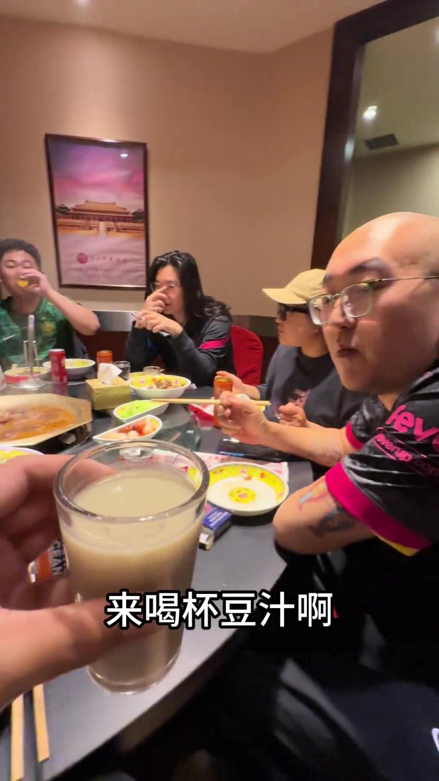 爆笑，青島西海岸球迷到北京后得知比賽延期，只能喝豆汁消愁