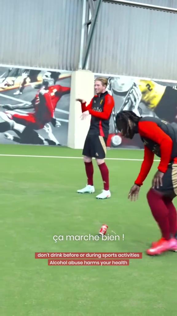 來自贊助商的任務(wù)！德布勞內(nèi)的顛啤酒瓶挑戰(zhàn)！