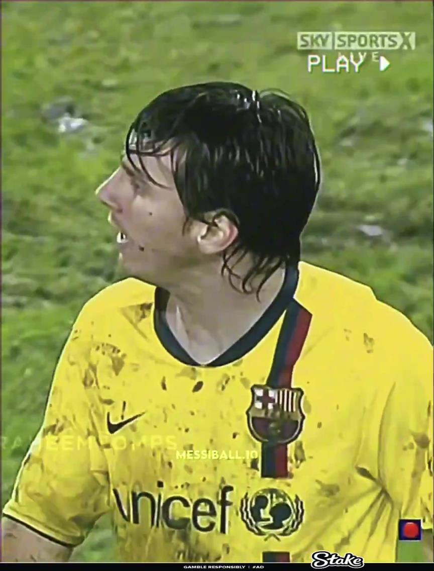 當(dāng)時下著前所未有的大雨，球場上有一個水坑，梅西從水坑里拿起球